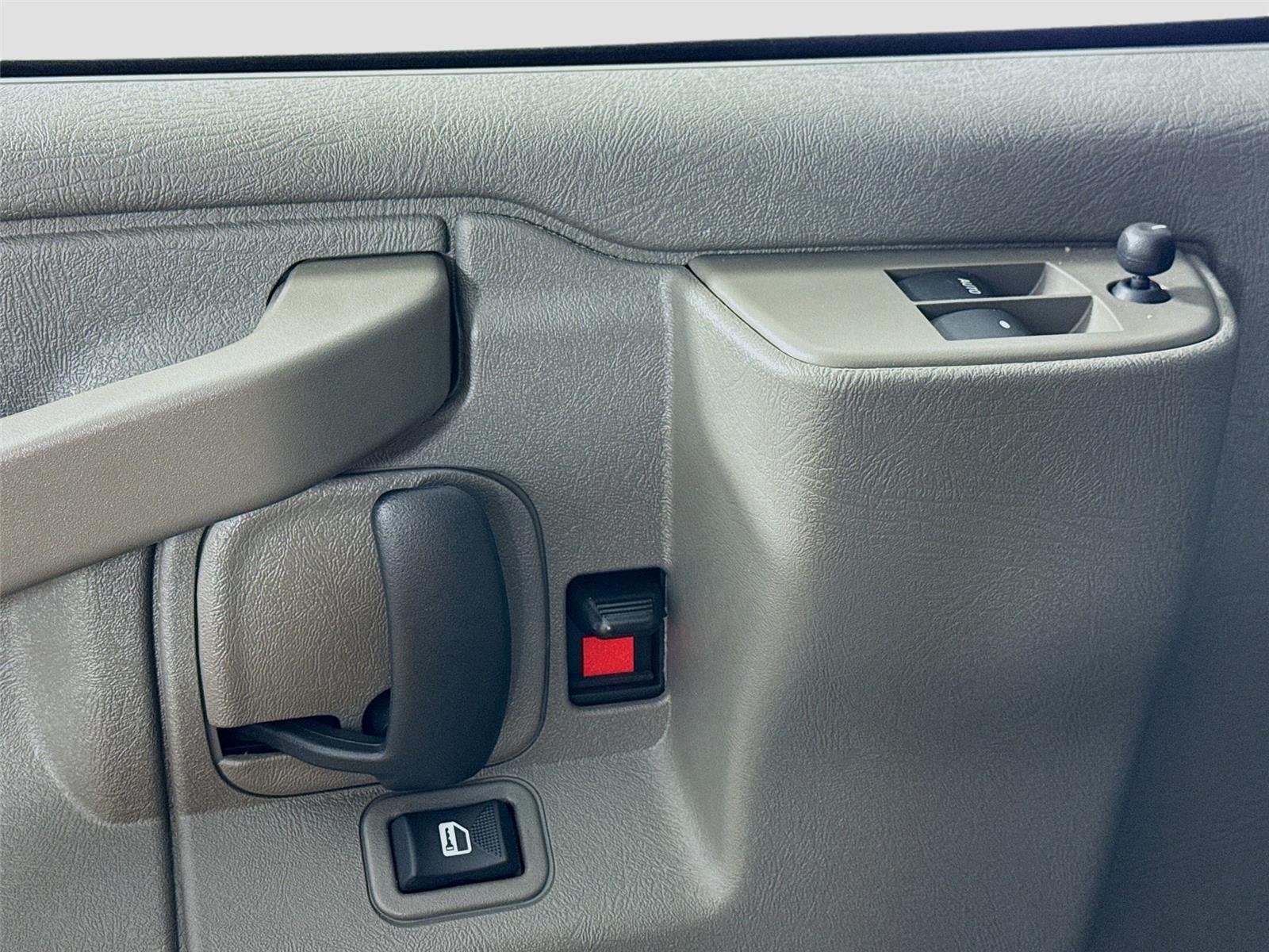 2025 Chevrolet Express Passenger 1LT