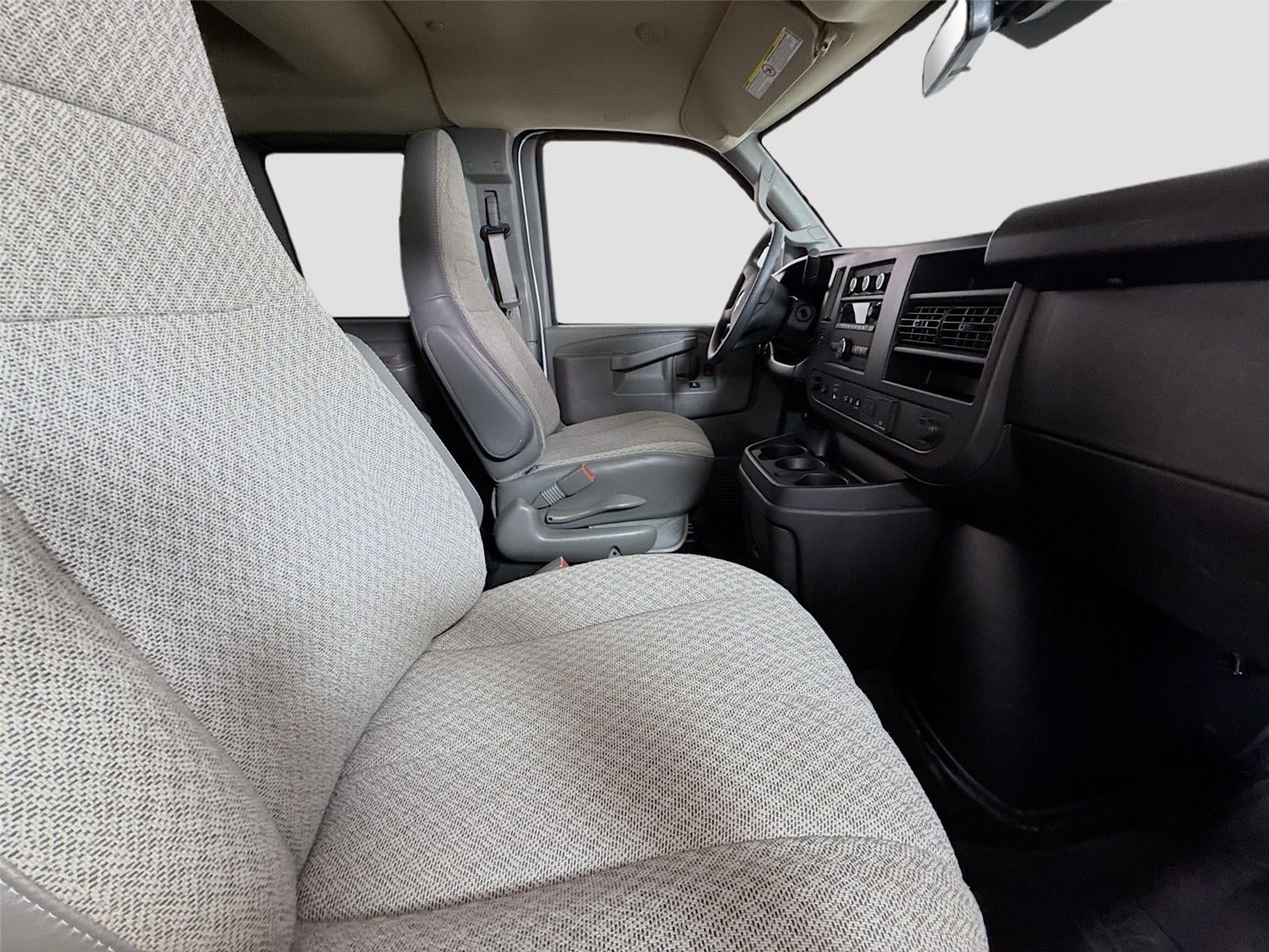 2025 Chevrolet Express Passenger 1LT