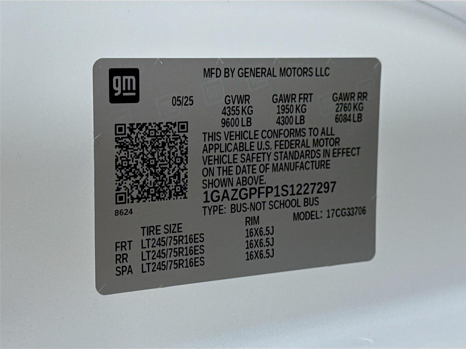 2025 Chevrolet Express Passenger 1LT