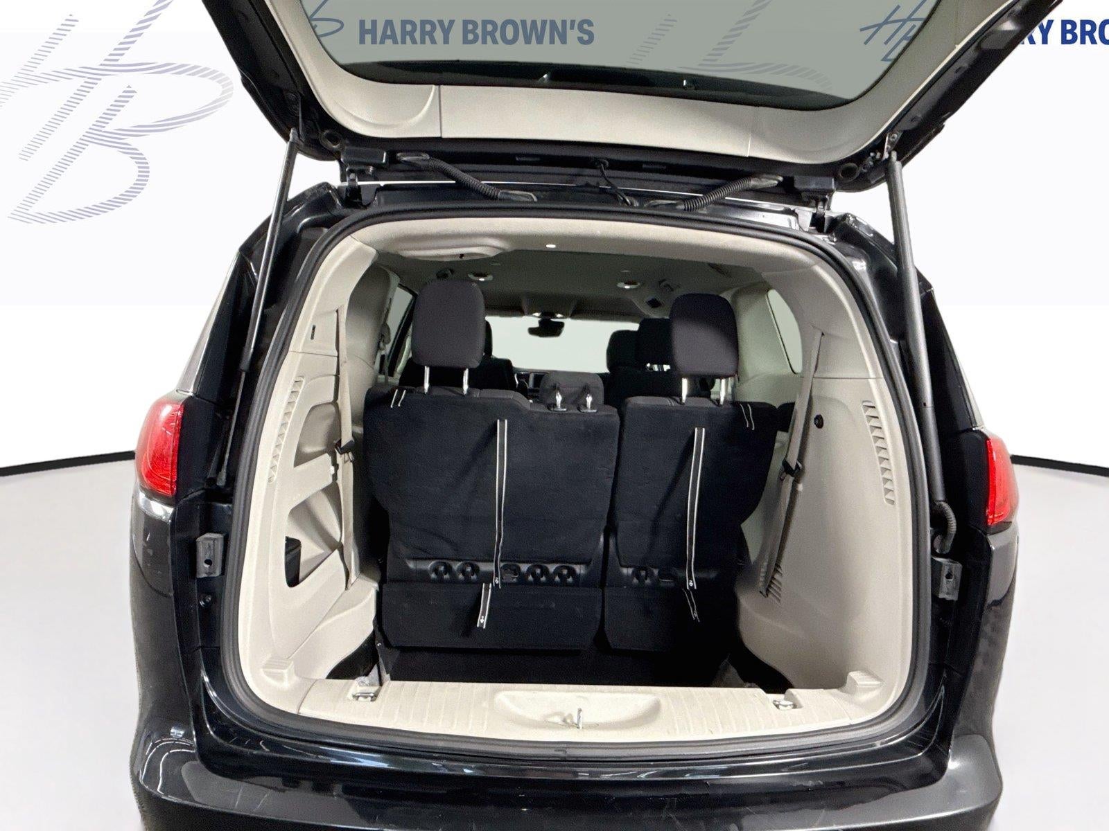 2023 Chrysler Voyager LX