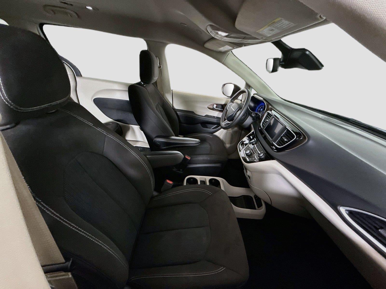 2024 Chrysler Voyager LX